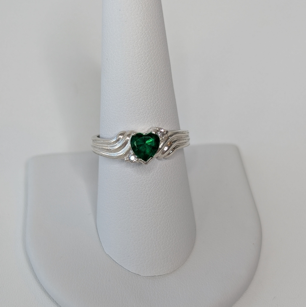 VTG Green Heart 925 Sterling Silver Classic Casual Ring Size 9